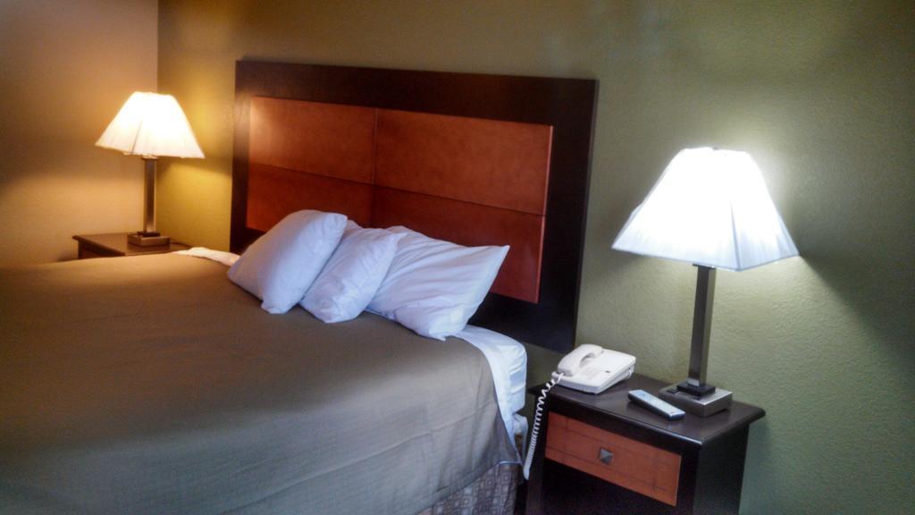 Relax Inn Heth Shell Lake Room photo