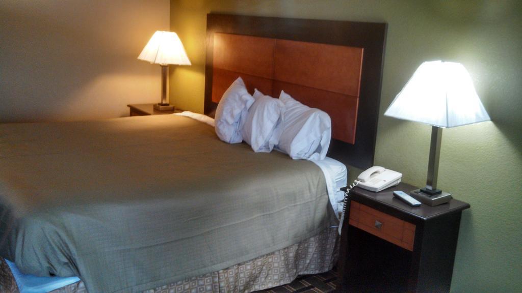 Relax Inn Heth Shell Lake Room photo