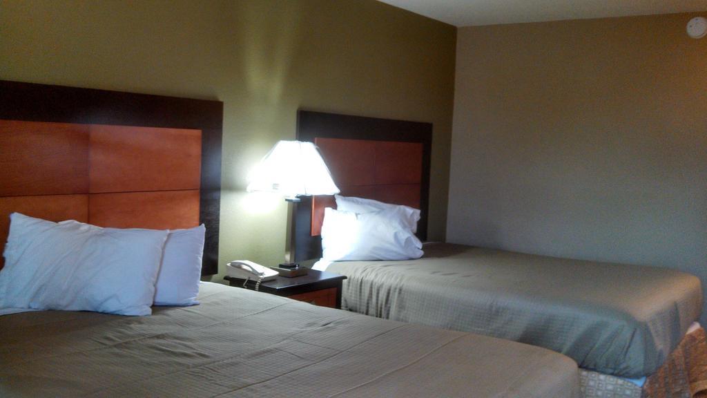 Relax Inn Heth Shell Lake Room photo