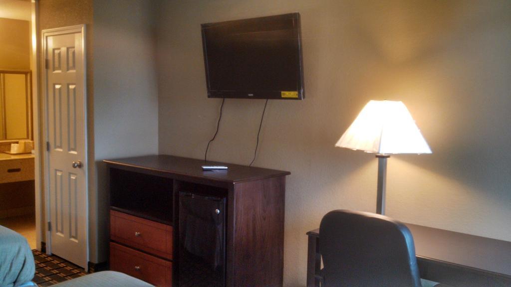 Relax Inn Heth Shell Lake Room photo