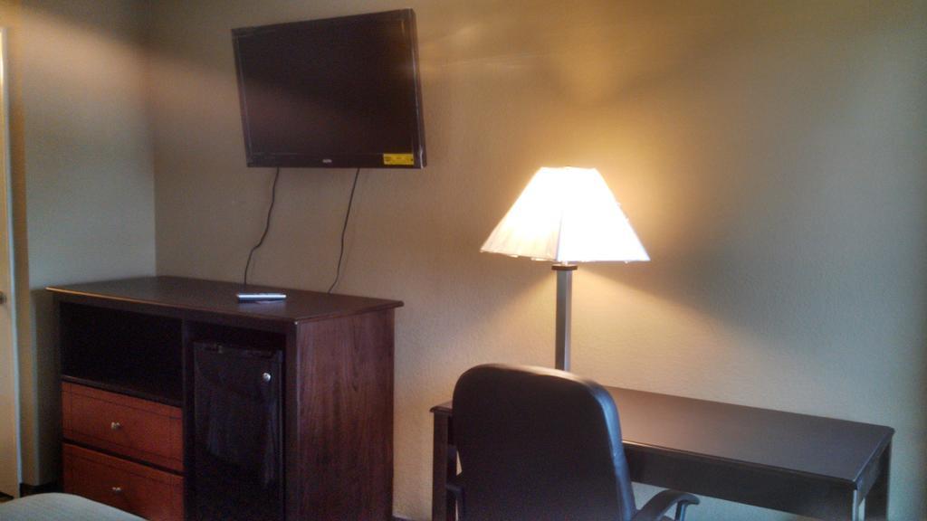 Relax Inn Heth Shell Lake Exterior photo